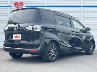 2017 Toyota Sienta II, чёрный, 950000 рублей, вид 2