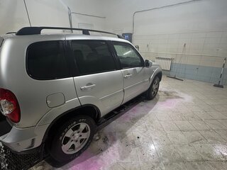 2011 Chevrolet Niva I Рестайлинг, серебристый, 515000 рублей, вид 2