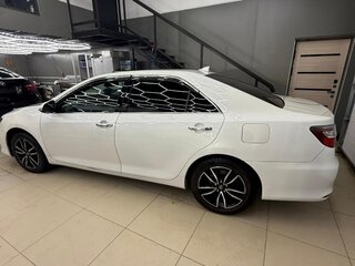 2017 Toyota Camry VII (XV50) Рестайлинг 2, белый, 2100000 рублей, вид 4