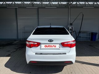 2014 Kia Rio 5-speed III, белый, 800000 рублей, вид 3