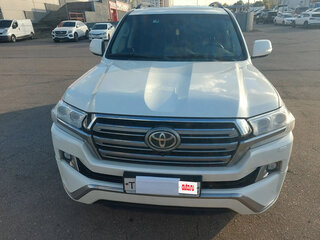 2017 Toyota Land Cruiser 200 Series Рестайлинг 2, белый, 5800000 рублей, вид 3
