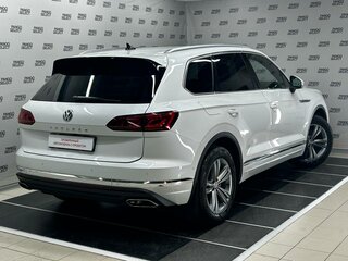 2018 Volkswagen Touareg III, белый, 3875000 рублей, вид 2