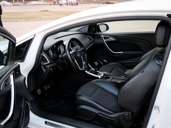 2012 Opel Astra GTC J Рестайлинг, белый, 880000 рублей - вид 11