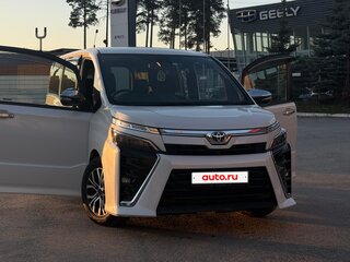2019 Toyota Voxy III (R80) Рестайлинг, белый, 2400000 рублей, вид 4