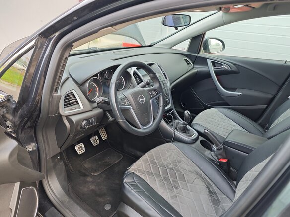 2013 Opel Astra J Рестайлинг, чёрный, 830000 рублей - вид 4