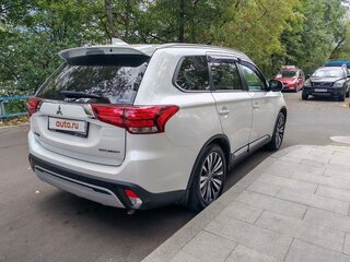 2019 Mitsubishi Outlander III Рестайлинг 3, белый, 2050000 рублей, вид 4