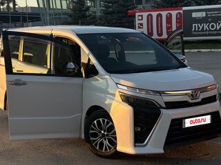 2019 Toyota Voxy III (R80) Рестайлинг, белый, 2400000 рублей, вид 1