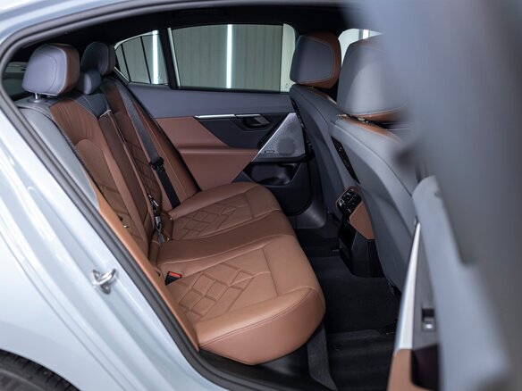 2024 BMW 5 серии 530i xDrive VIII (G60/G61/G68), серый, 7900000 рублей - вид 32