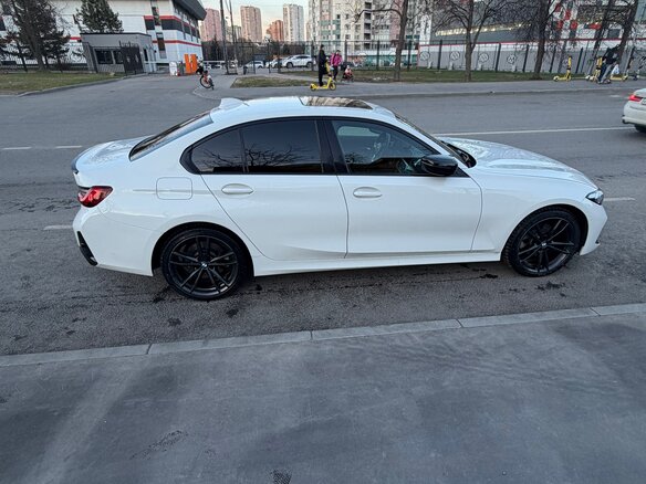 2022 BMW 3 серии 330i xDrive VII (G2x), белый, 4100000 рублей - вид 3