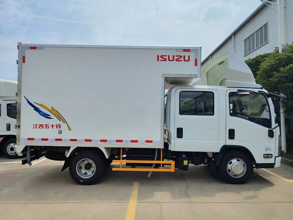 2026 Isuzu Elf (N-series), золотистый, 4650000 рублей - вид 15