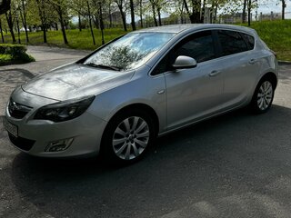2011 Opel Astra J, серебристый, 700000 рублей, вид 1