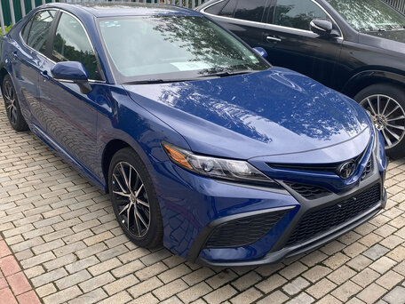 2022 Toyota Camry VIII (XV70) Рестайлинг, синий, 3150000 рублей, вид 3