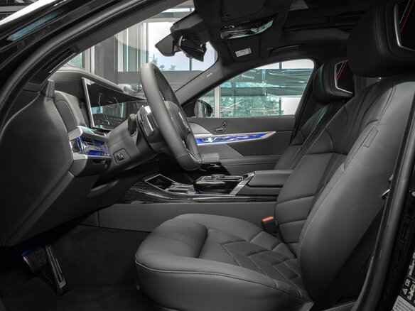 2025 BMW 7 серии 740i xDrive VII (G70), чёрный - вид 3