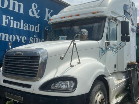 2000 Freightliner Columbia, белый, 700000 рублей, вид 1