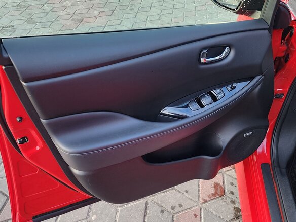 2018 Nissan Leaf II (ZE1), красный, 1100000 рублей - вид 8
