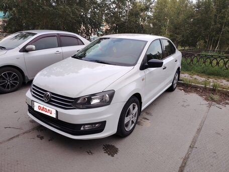 2017 Volkswagen Polo V Рестайлинг, белый, 800000 рублей, вид 1