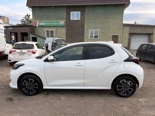2021 Toyota Yaris IV, белый, 1450000 рублей, вид 5