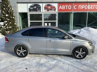2017 Volkswagen Polo V Рестайлинг, серебристый, 1370000 рублей, вид 4