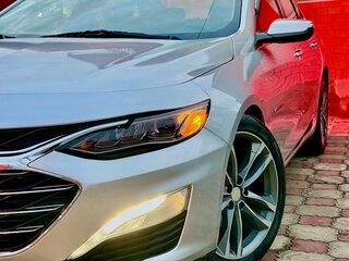 2019 Chevrolet Malibu IX Рестайлинг, серебристый, 2300000 рублей, вид 1