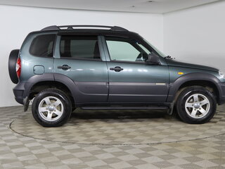 2017 Chevrolet Niva I Рестайлинг, серый, 699990 рублей, вид 4