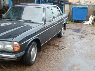 1983 Mercedes-Benz W123 300, зелёный, 355000 рублей, вид 1