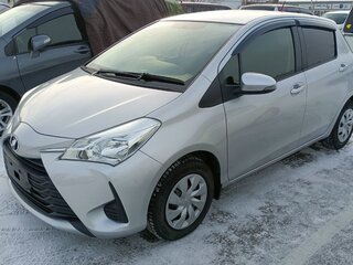 2018 Toyota Vitz III (XP130) Рестайлинг 2, серебристый, 1070000 рублей, вид 2