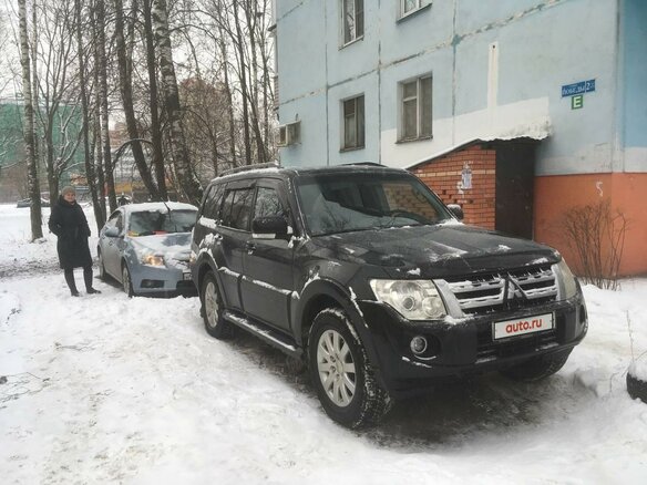 2012 Mitsubishi Pajero IV Рестайлинг 1, чёрный, 2300000 рублей - вид 3