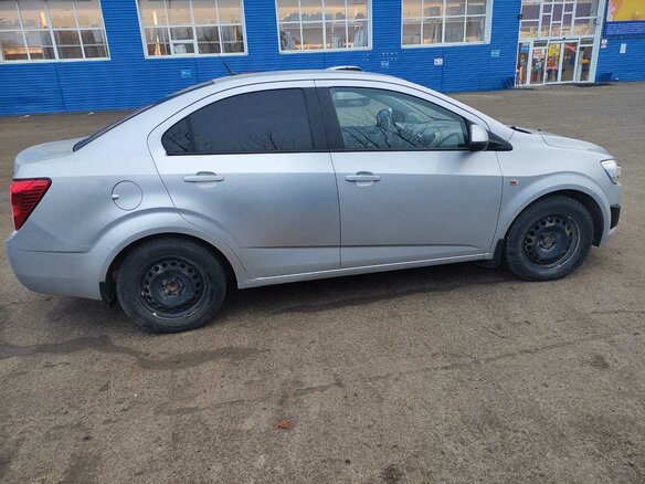 2014 Chevrolet Aveo II, серебристый, 820000 рублей - вид 4