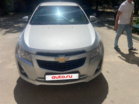 2013 Chevrolet Cruze I Рестайлинг, серебристый, 700000 рублей, вид 1