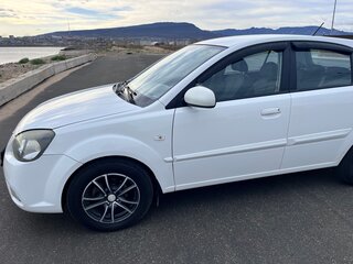 2011 Kia Rio II Рестайлинг, белый, 830000 рублей, вид 4