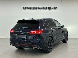 2021 Volkswagen Touareg III, чёрный, 5590000 рублей, вид 4