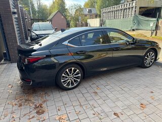 2022 Lexus ES 250 VII Рестайлинг, чёрный, 4990000 рублей, вид 3