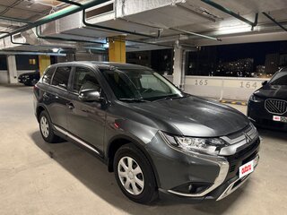 2020 Mitsubishi Outlander III Рестайлинг 3, серый, 2400000 рублей, вид 2