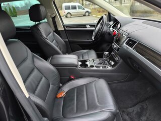 2017 Volkswagen Touareg II Рестайлинг, чёрный, 4000000 рублей, вид 2