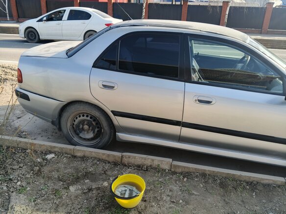 2001 Mitsubishi Carisma I Рестайлинг, серебристый, 250000 рублей - вид 12