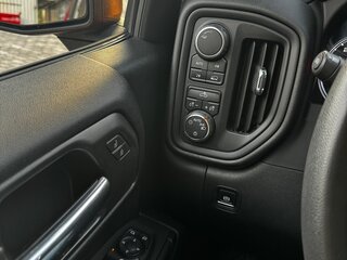 2022 Chevrolet Silverado Double Cab IV (T1XX) Рестайлинг, красный, 4200000 рублей, вид 5