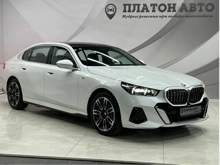 2025 BMW 5 серии Long 530Li xDrive VIII (G60/G61/G68), белый, 8199000 рублей, вид 5