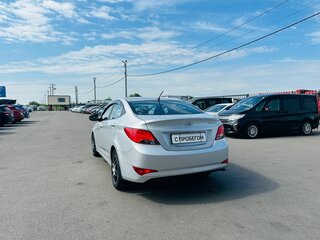 2014 Hyundai Solaris I Рестайлинг, серебристый, 999000 рублей, вид 4