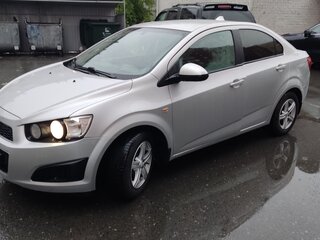 2013 Chevrolet Aveo II, серебристый, 800000 рублей, вид 1