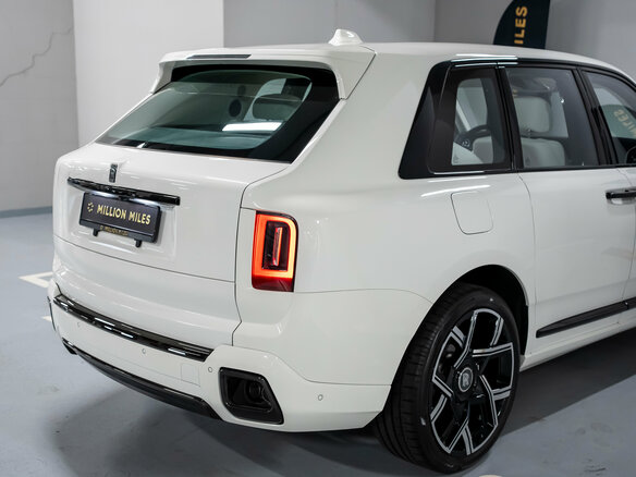 2025 Rolls-Royce Cullinan Black Badge I Рестайлинг (Series II), белый, 64500000 рублей - вид 10