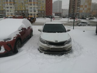 2015 Kia Rio III Рестайлинг, белый, 800000 рублей, вид 2