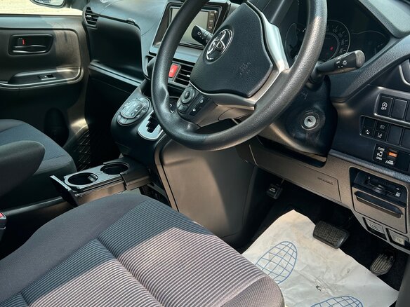 2018 Toyota Voxy III (R80) Рестайлинг, синий, 2600000 рублей - вид 5
