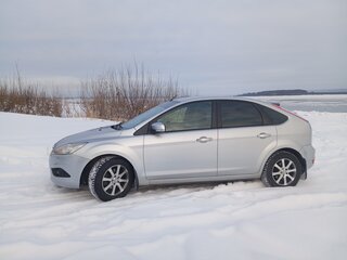 2011 Ford Focus II Рестайлинг, серебристый, 780000 рублей, вид 3