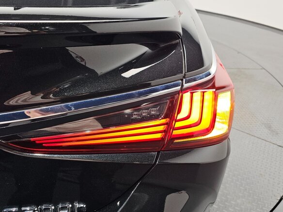 2025 Lexus ES 300h VII Рестайлинг 2, чёрный, 7200000 рублей - вид 12