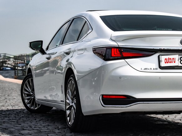 2021 Lexus ES 300h VII Рестайлинг, белый, 5150000 рублей - вид 25
