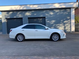 2015 Toyota Camry VII (XV50) Рестайлинг, белый, 1950000 рублей, вид 5