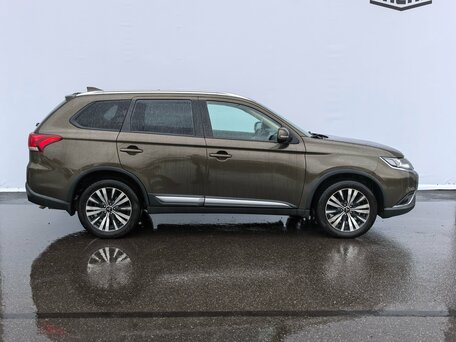 2019 Mitsubishi Outlander III Рестайлинг 3, коричневый, 1820000 рублей, вид 3