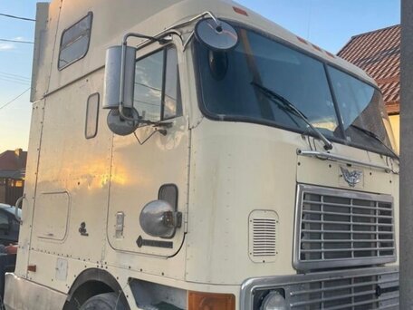 1997 International 9000 Series, бежевый, 900000 рублей, вид 1