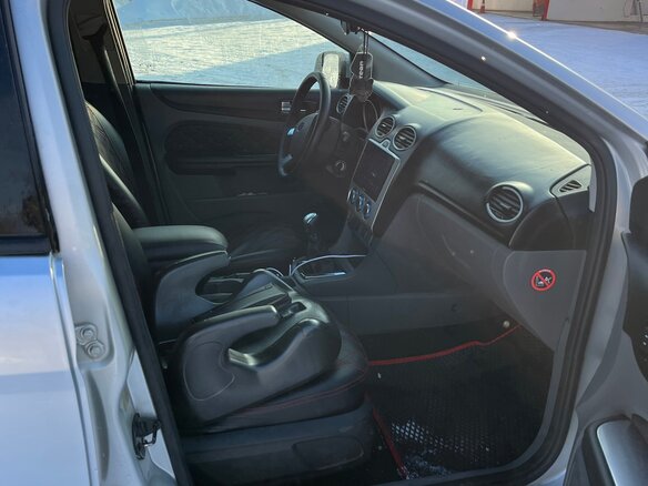 2010 Ford Focus II Рестайлинг, серебристый, 560000 рублей - вид 8