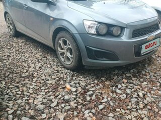 2013 Chevrolet Aveo II, серебристый, 800000 рублей, вид 1